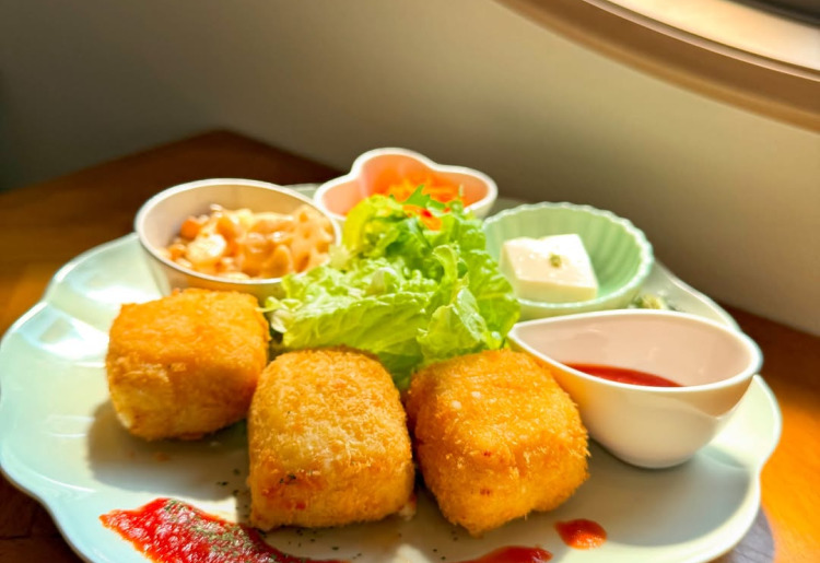 ▼C期間限定ランチ　サーモンのクリームコロッケ